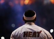 开云官网-勒克莱尔激情点燃赛场，阿斯顿马丁险胜梅赛德斯上演经典对决