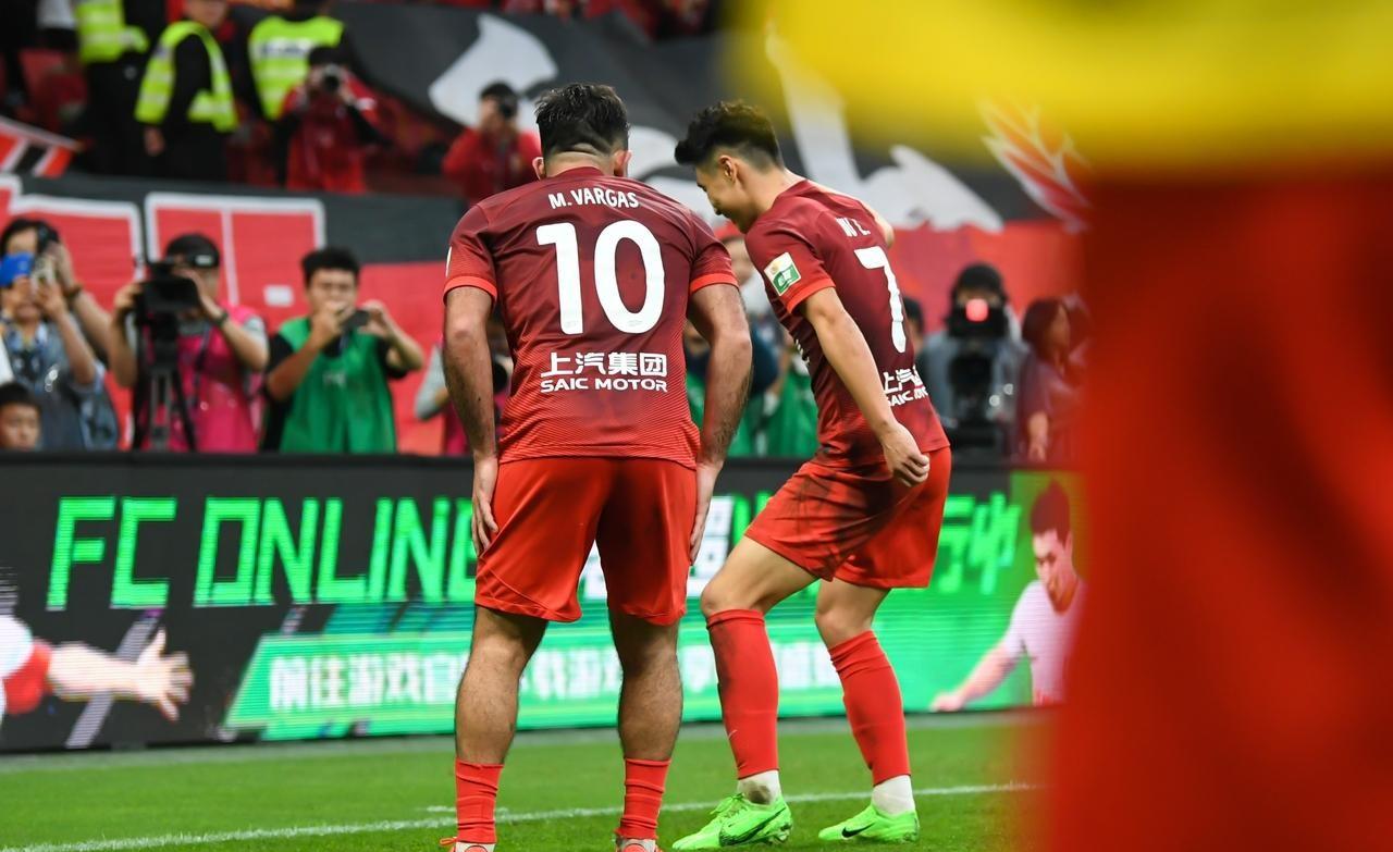 球员之间的激烈竞争引发了观众的热烈掌声