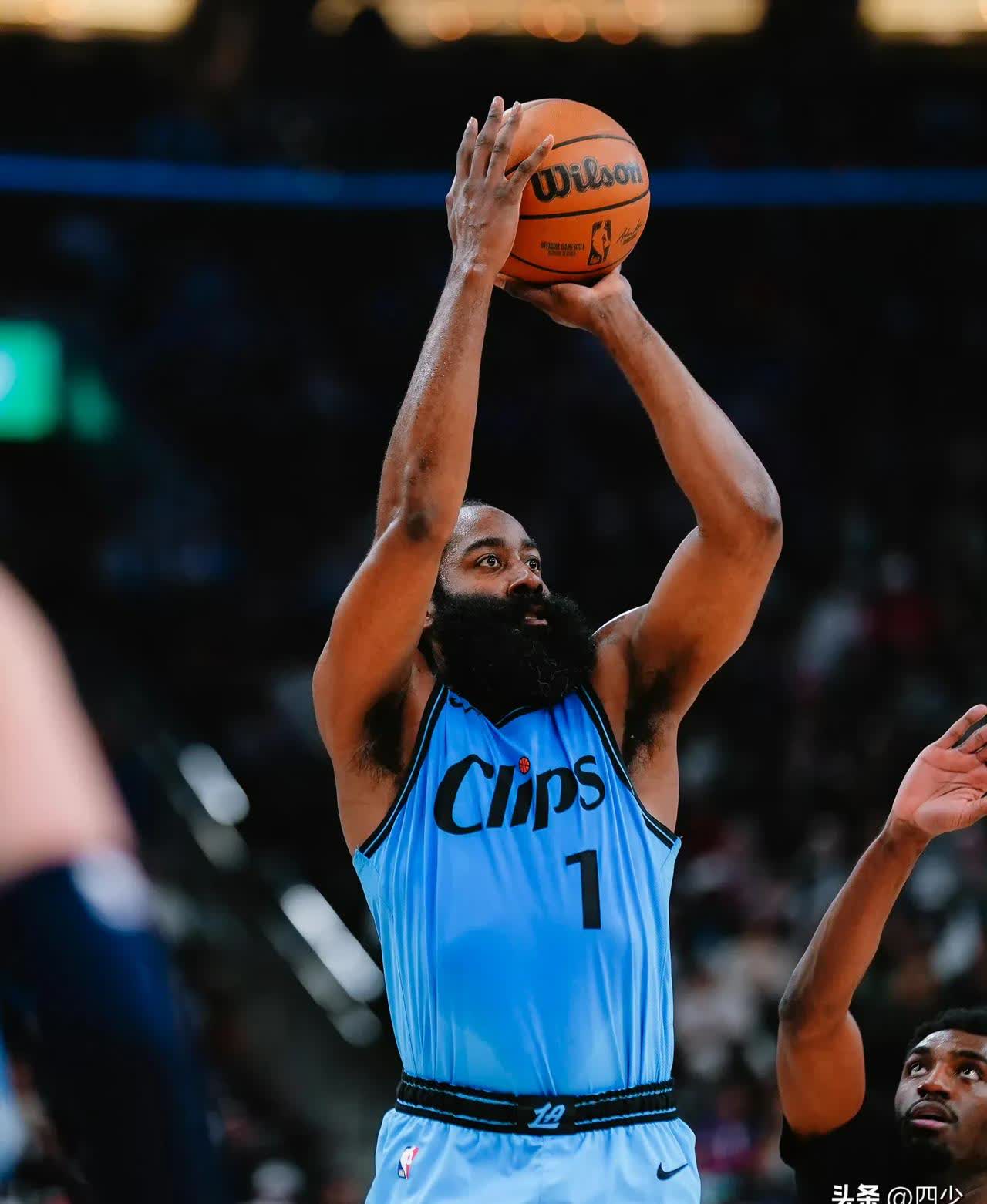 包含快船顺利逆转，取得战胜急需一马的词条