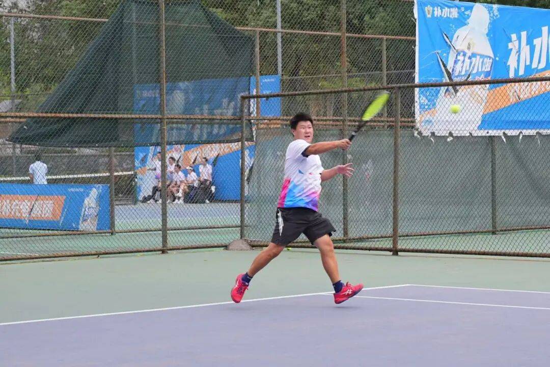 关于网球比赛选手气势如虹,乘胜追击的信息 关于网球比赛选手气势如虹,乘胜追击的信息