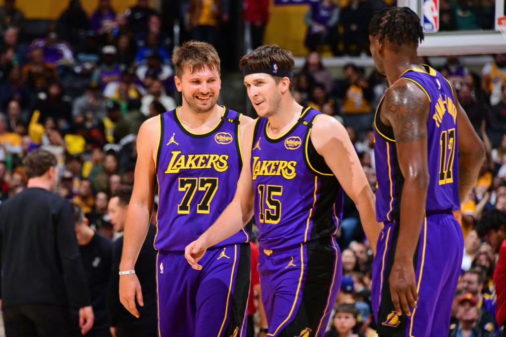 湖人B队血洗凯尔特人，萨姆·米切尔三分雨点燃全场的简单介绍