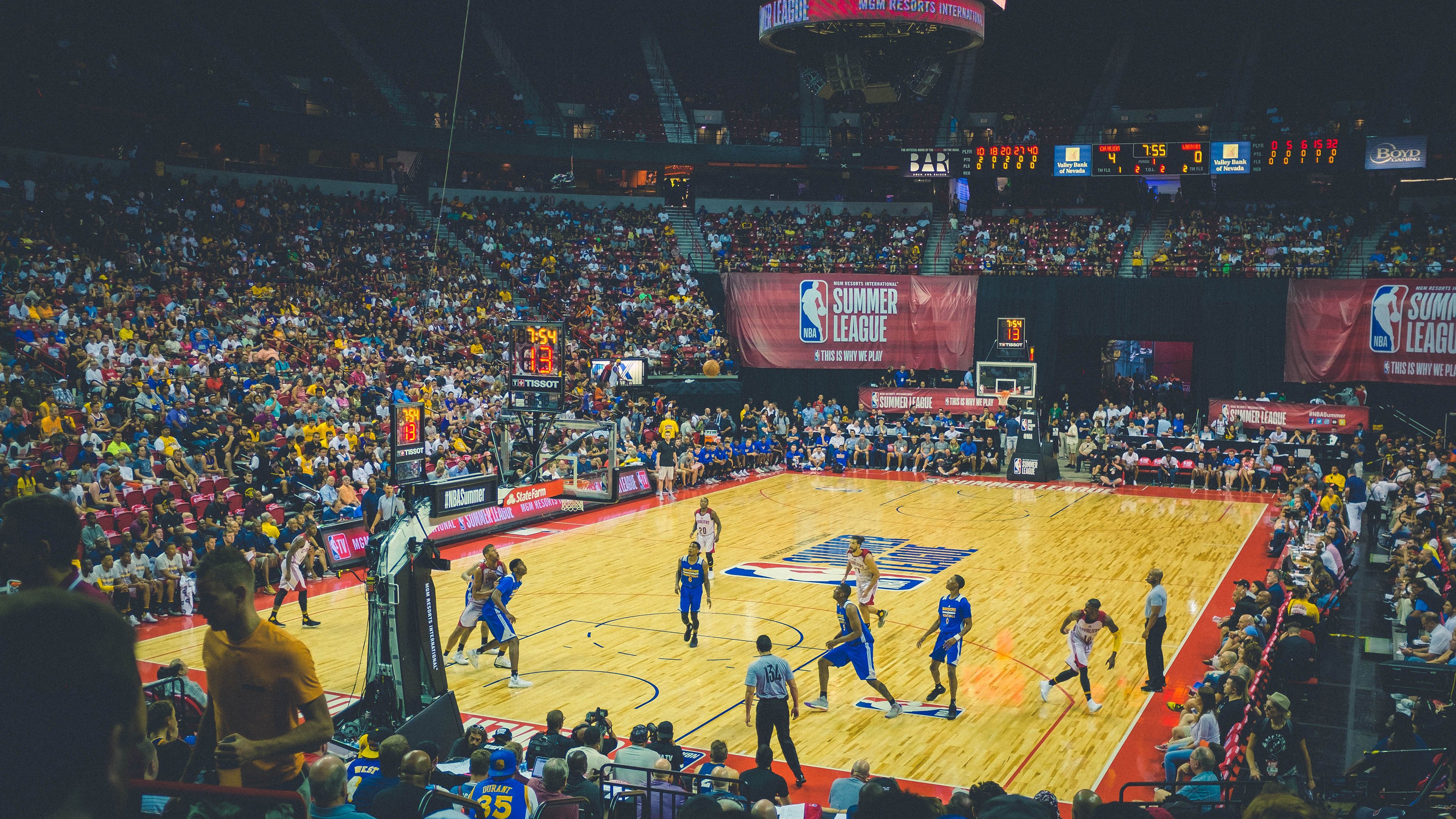 哈登连续得分狂潮拉开差距，湖人铁血防守粉碎灰熊反扑